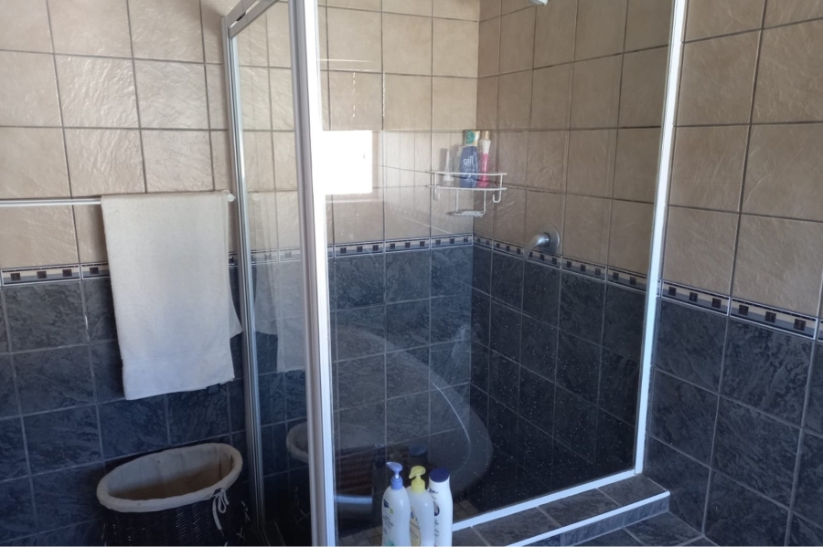 To Let 5 Bedroom Property for Rent in Paradise Beach Western Cape
